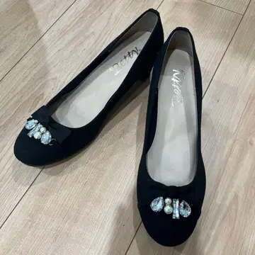 [ 미사용 새상품 ] Betty club 26cm 비쥬 장식 블랙 펌프스