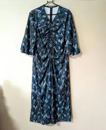 [ 새상품 ] 추상 무늬의 무릎 기장 원피스