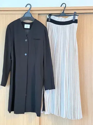 AMERI 블랙 롱 자켓과 아이보리 플리츠 스커트 세트