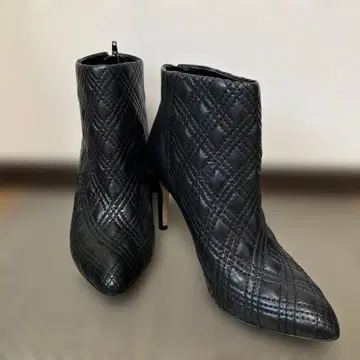 바나나리퍼블릭 퀼팅 블랙 숏부츠 사이즈 7 (24cm)