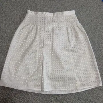 UNTITLED 화이트 플레어 스커트