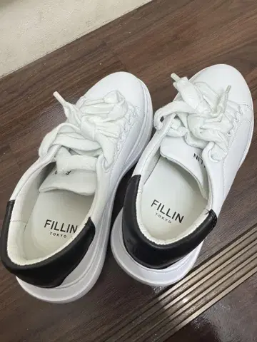 FILLIN 화이트/블랙 스니커즈