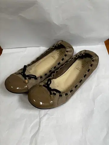 BALLY 발리 베이지 플랫슈즈 발레 슈즈 39.5