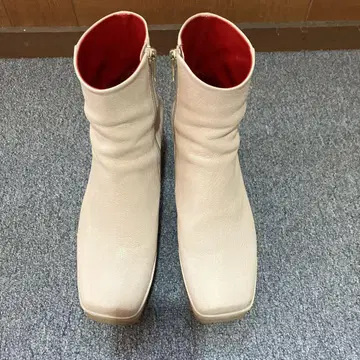 베이지 가죽 통굽 부츠 지퍼 포함