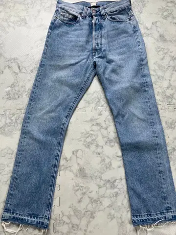 COVERT 라이트 블루 스트레이트 데님 프린지 밑단