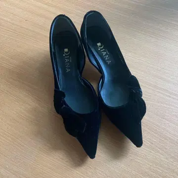 다이애나 벨벳 블랙 펌프스