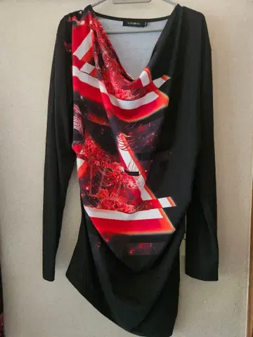 [입수 불가] CIVARIZE 피안화 레드 드레이프 롱 T