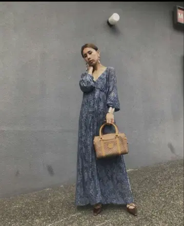 AMERI 꽃무늬 롱 원피스 V넥 긴팔