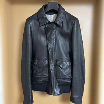 블랙 가죽 자켓 프론트 포켓 부착