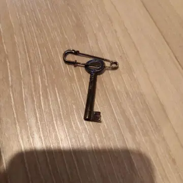 열쇠와 안전핀 액세서리