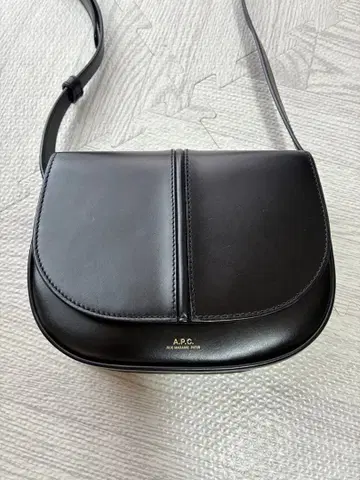 A.P.C. 블랙 가죽 숄더백