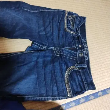 스터드가 달린 다크 블루 스트레이트 데님