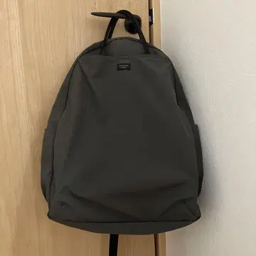 STANDARD SUPPLY 와 STEEL GREY 백팩