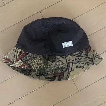 로라 애슐리 아웃도어 햇, 베이지와 블랙 디자인