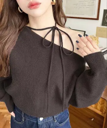다크 브라운 오프숄더 니트