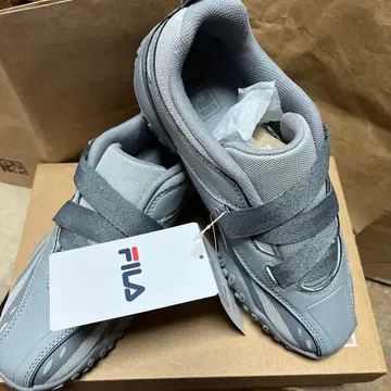 FILA 그레이 스니커즈 스트랩 디자인
