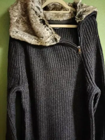 ZARA 퍼 부착 후드 다크 그레이 리브 니트