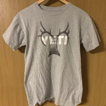 YETI 그레이 티셔츠