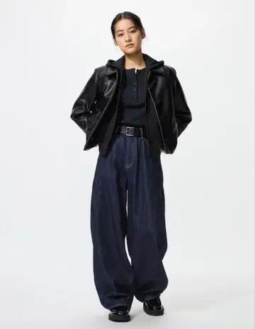 유니클로 배기 커브 청바지 숏 네이비 22