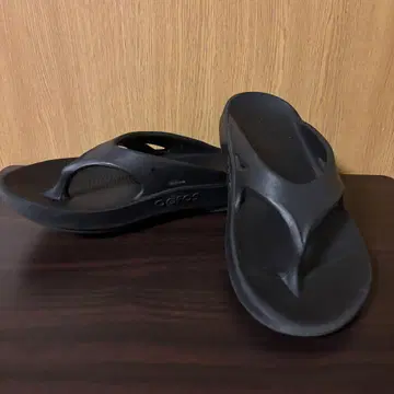 우포스 블랙 샌들 oofos