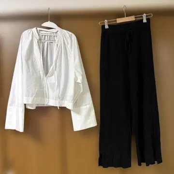 에시카 화이트 상의와 블랙 니트 팬츠 세트