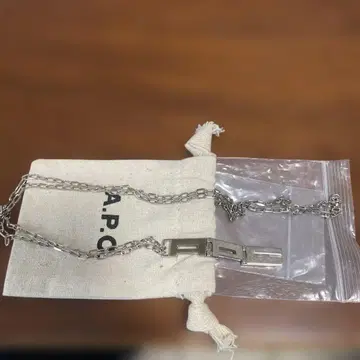 A.P.C. 실버 목걸이 로고 플레이트 포함