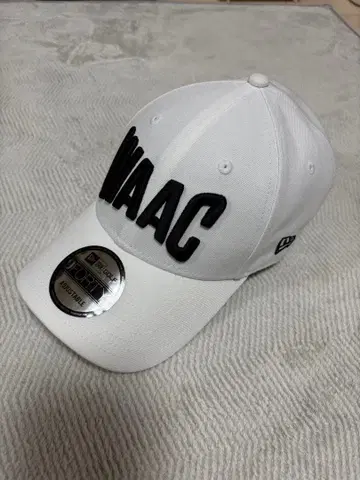 WAAC 로고 포함 화이트 9FORTY 캡