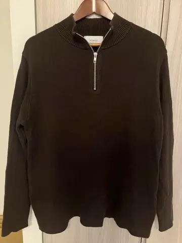 STUDIOUS 다크 브라운 하프 지퍼 니트