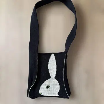 토끼 모티브 블랙 숄더백