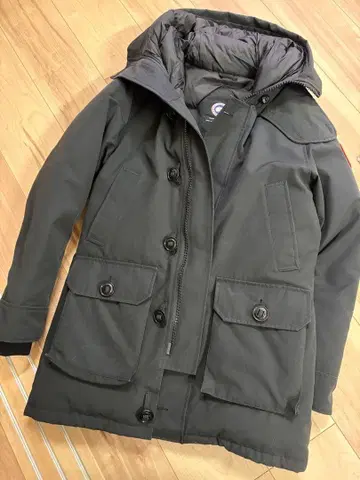 CANADA GOOSE 다크 그레이 다운 자켓