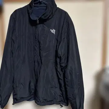 THE NORTH FACE 리허슈블 블랙과 남색 나일론 자켓