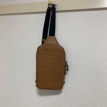 브라운 엠보싱 로고 바디백
