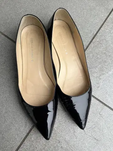 블랙 에나멜 스틸레토 플랫슈즈