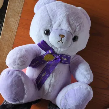라벤더색 생일 봉제 인형