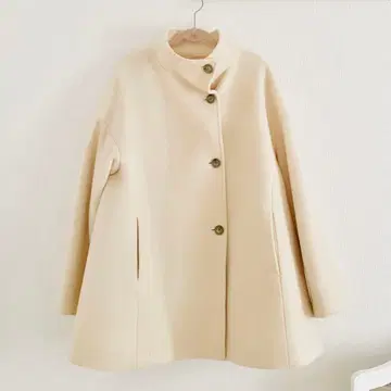새상품급 NBB 보틀넥 하프 코트 S 아이보리