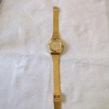 골드 메쉬 밴드 아날로그 시계