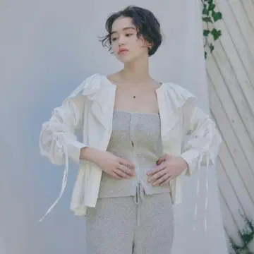 프릴 디자인 블라우스 노트르 에모아