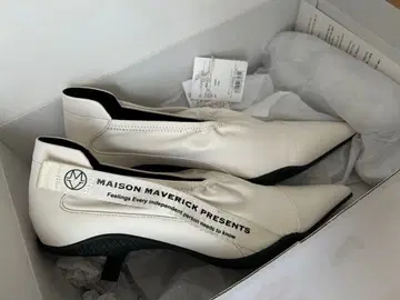 MAISON MAVERICK 화이트 스틸레토 펌프스 새상품