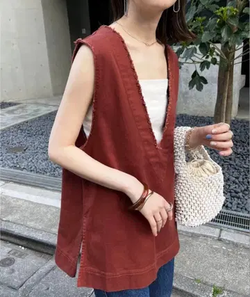 다크 레드 V넥 슬리브리스 상의