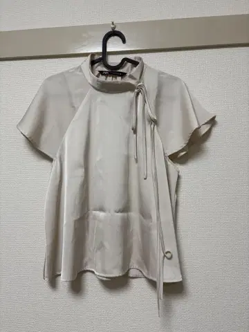ZARA 베이지 반팔 블라우스 리본 포함