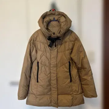 카멜색 후드 부착 코트