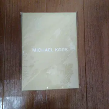 미개봉 마이클코어스 MICHAEL KORS 제트세트 여권 케이스