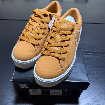 DC 데이씨 브라운 스니커즈