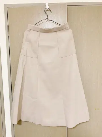 베이지 플레어 롱 스커트 미사용