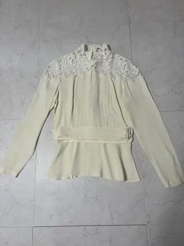 레이스 장식이 있는 크림색 블라우스
