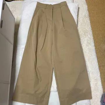 턱 들어간 와이드 치노 팬츠