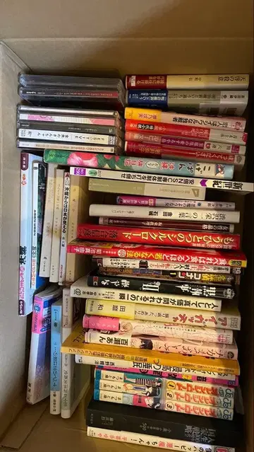 서적과 CD 세트 다수