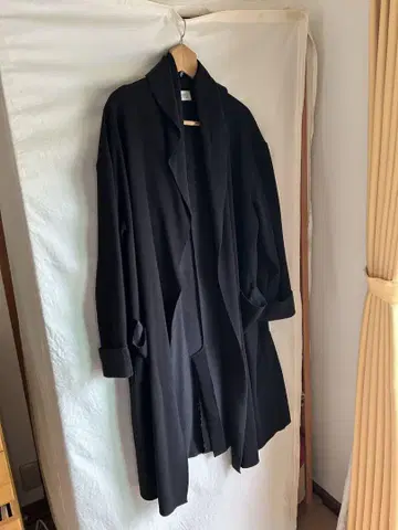 MidiUmi 블랙 컷팅 롱 코트