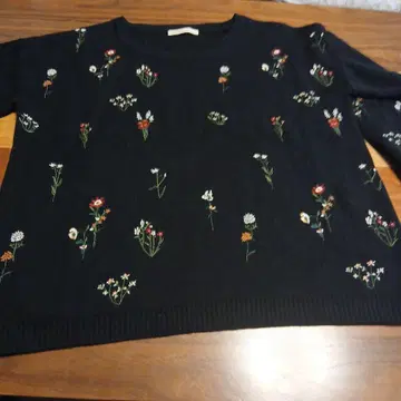 꽃무늬 자수 블랙 긴팔 니트 스웨터