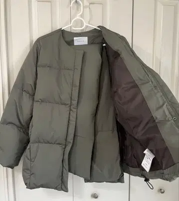 SIMPLICITE 스카프와 다운 자켓 세트 가격 인하했습니다.